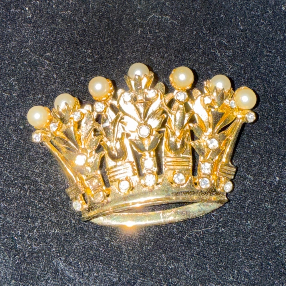 QUEEN MARK OF STATUS MID-CENTURY MODERN BROOCH